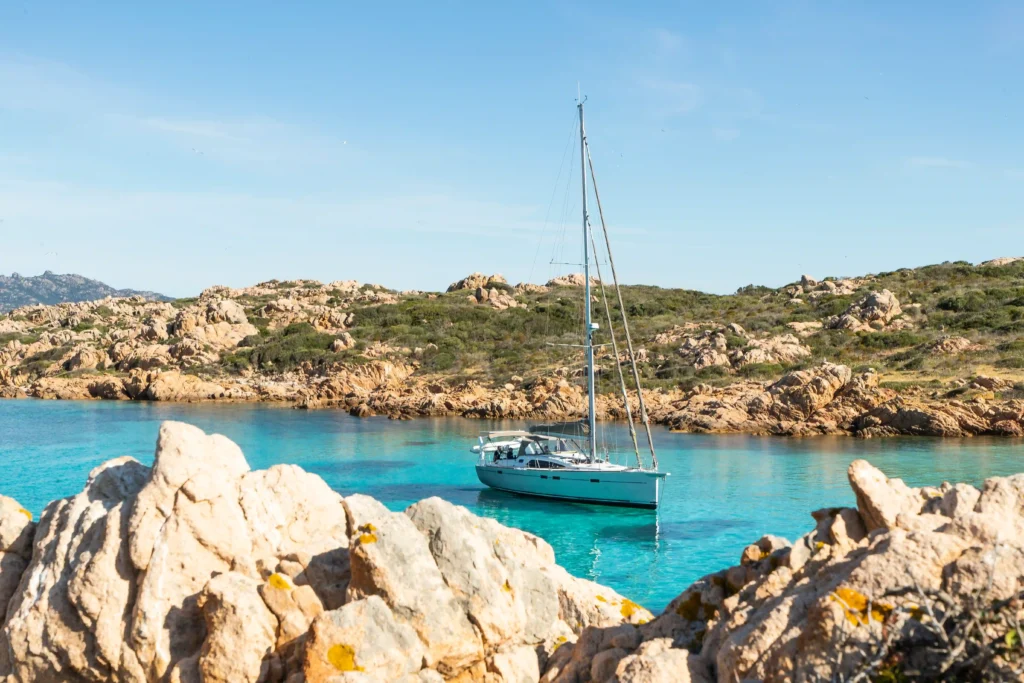 Un voilier Allures Yachting au mouillage dans une crique sauvage aux eaux turquoise, sur la côte australienne