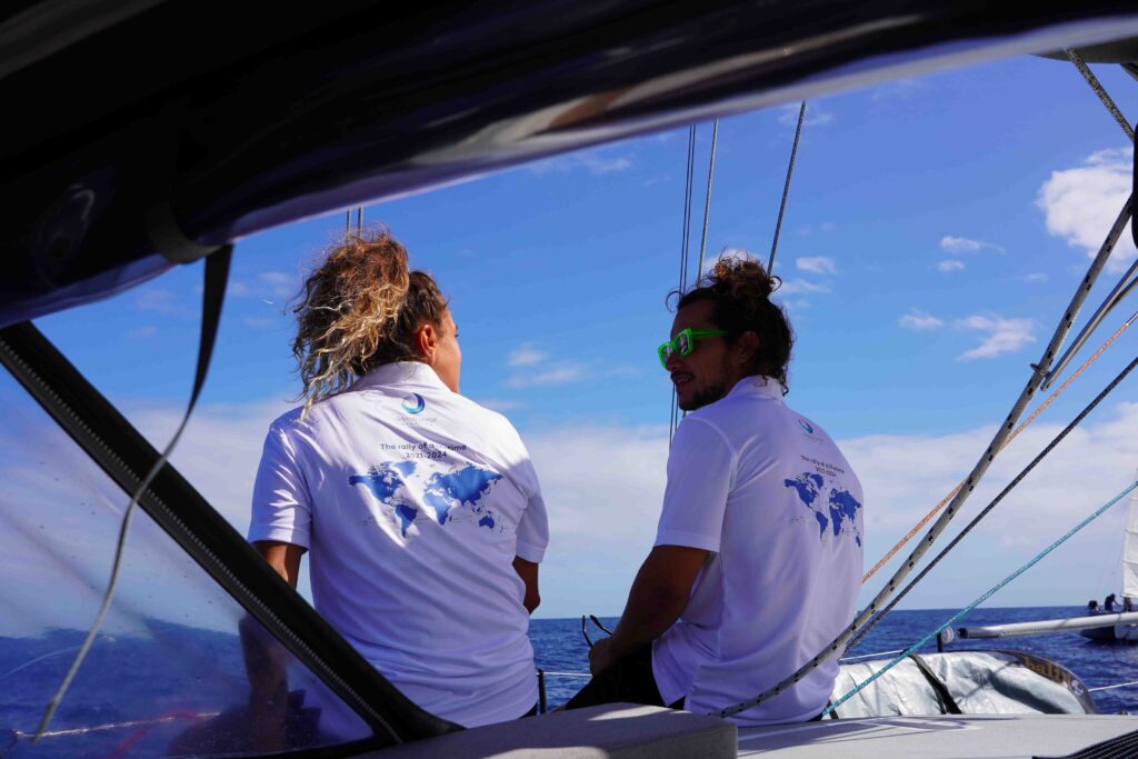 vue sur la mer avec un équipage à bord d'un voilier