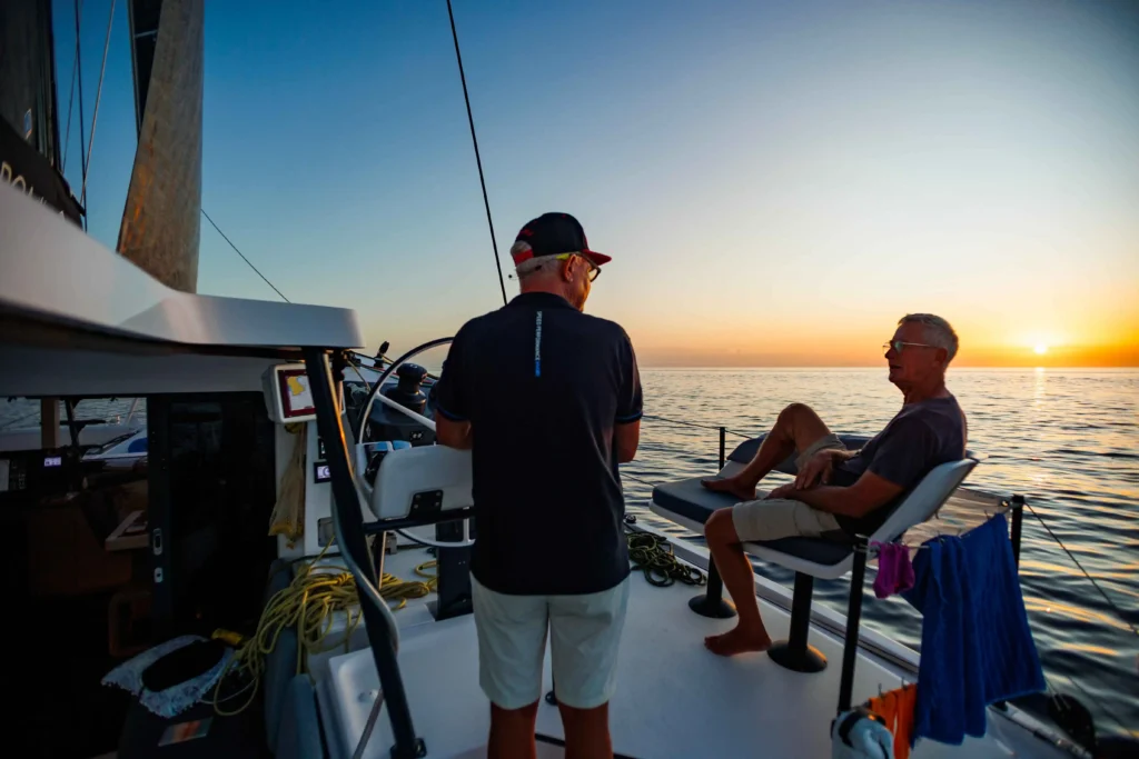 Vue d'un équipage à bord d'un catamaran, en mer pendant un tour de l'atlantique à la voile.