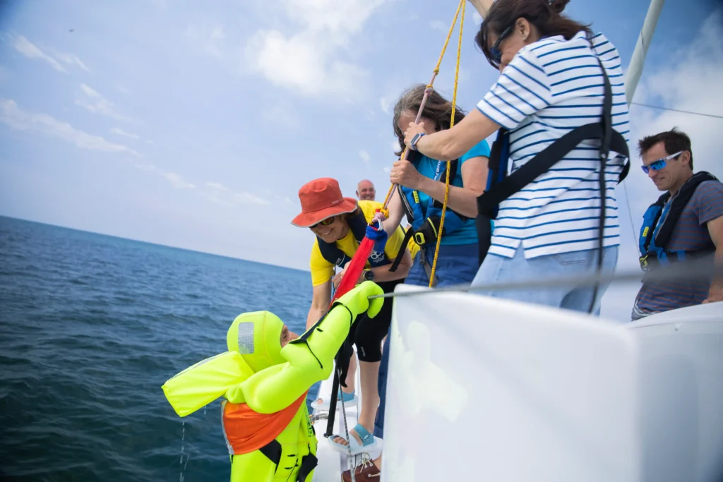 Exercice de récupération d’un homme à la mer lors d’un stage de sécurité en grande croisière