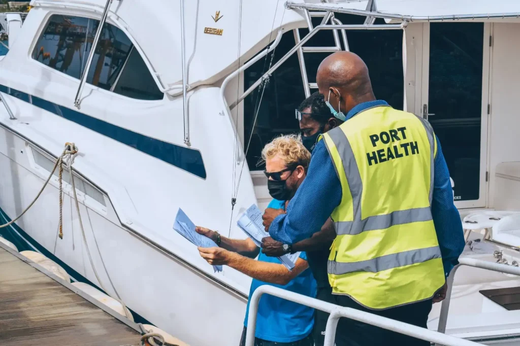 Inspection sanitaire à quai d’un voilier par les autorités portuaires, lors d’une escale en grande croisière.
