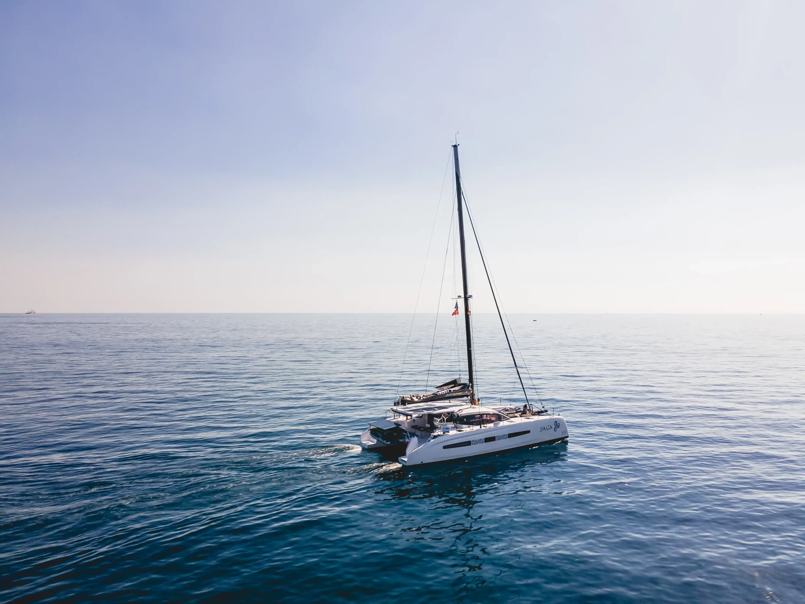 Voilier en mer au lever du soleil - départ en grande croisière