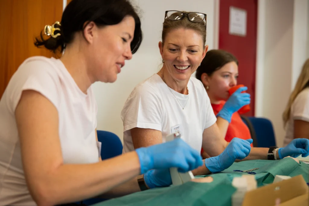Formation médicale pour navigateurs : deux femmes apprennent les soins d’urgence à bord