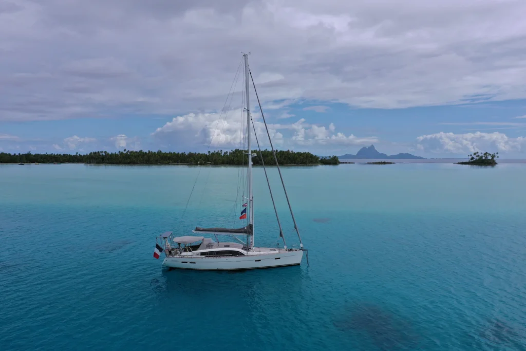Voilier au mouillage dans les îles paradisiaques