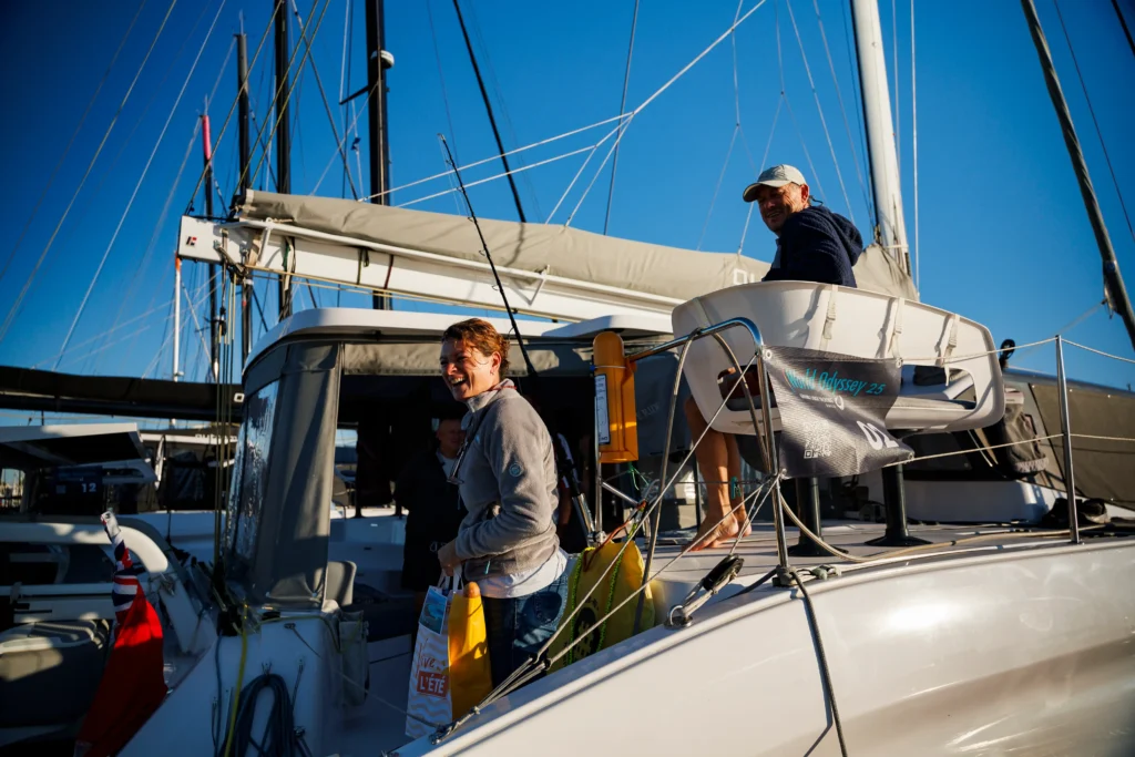 Équipage du World Odyssey 25 recevant le petit-déjeuner offert par l’équipe du rallye avant le départ depuis La Grande Motte.
