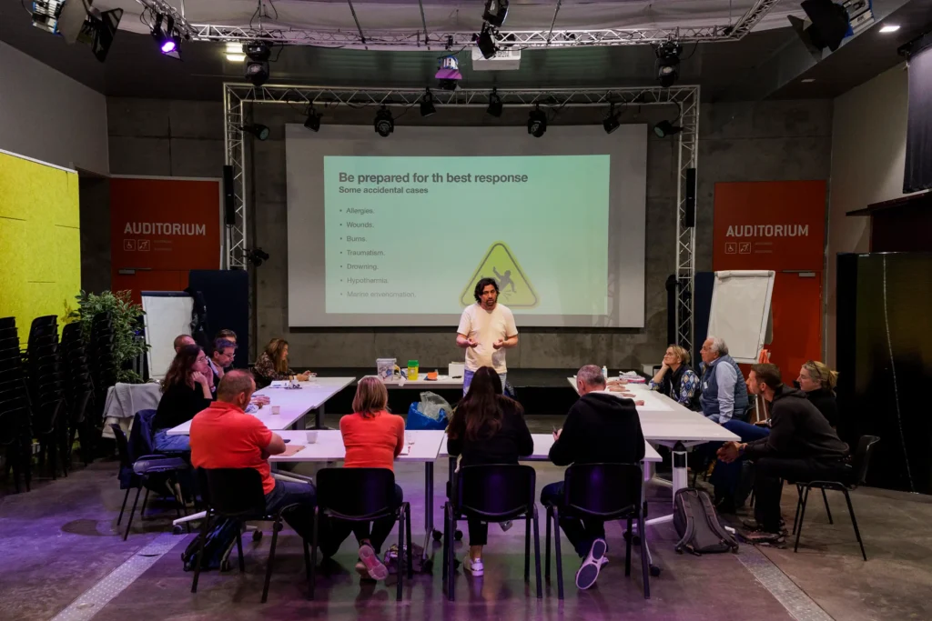 ession de formation de la World Odyssey University à Lorient pour les futurs participants du World Odyssey 25, animée par un formateur sur la sécurité et les premiers secours en mer.