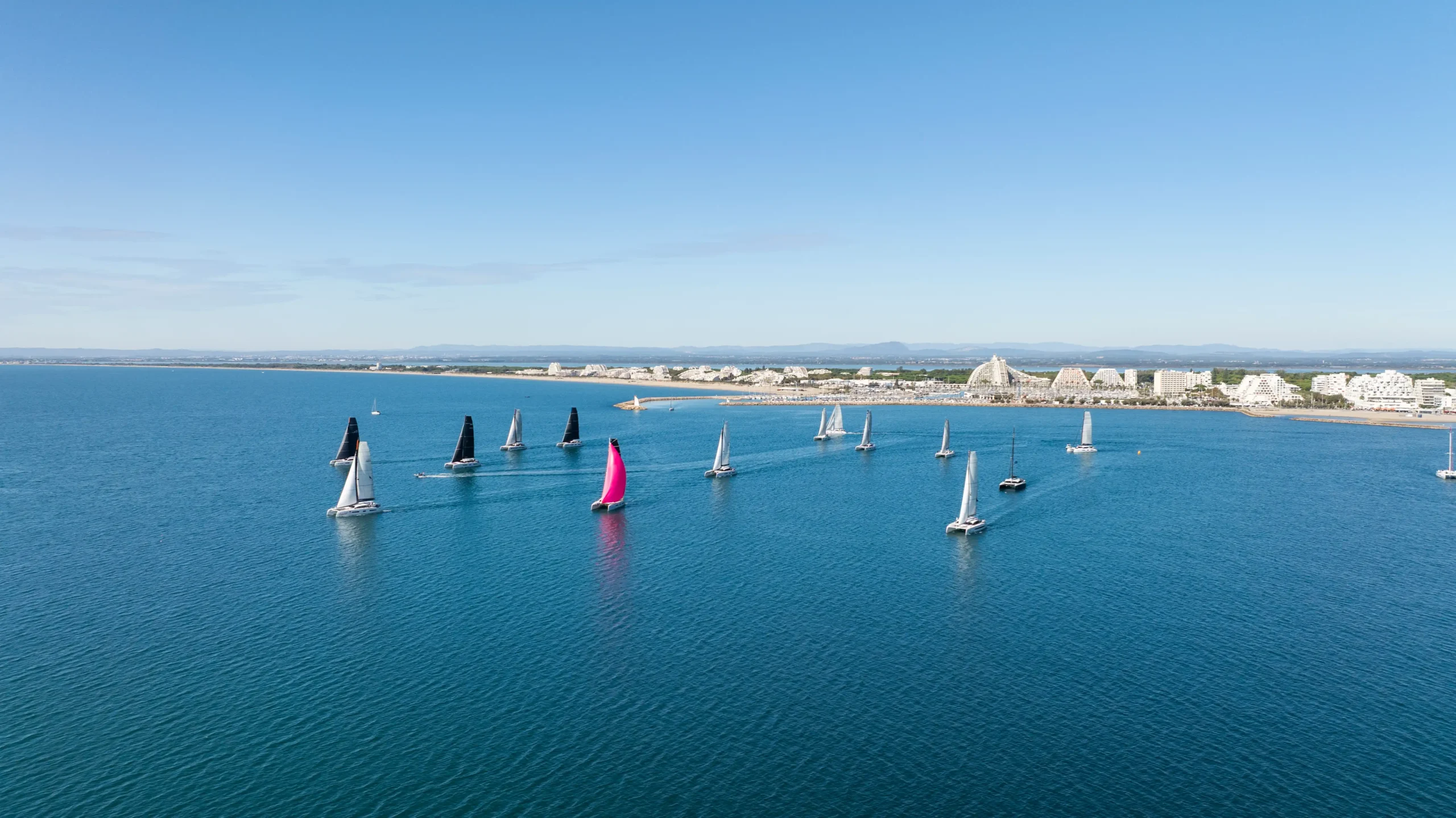 Flotte de catamarans quittant La Grande Motte pour le pré-départ du World Odyssey 25, tour du monde à la voile organisé par Grand Large Yachting Rally.